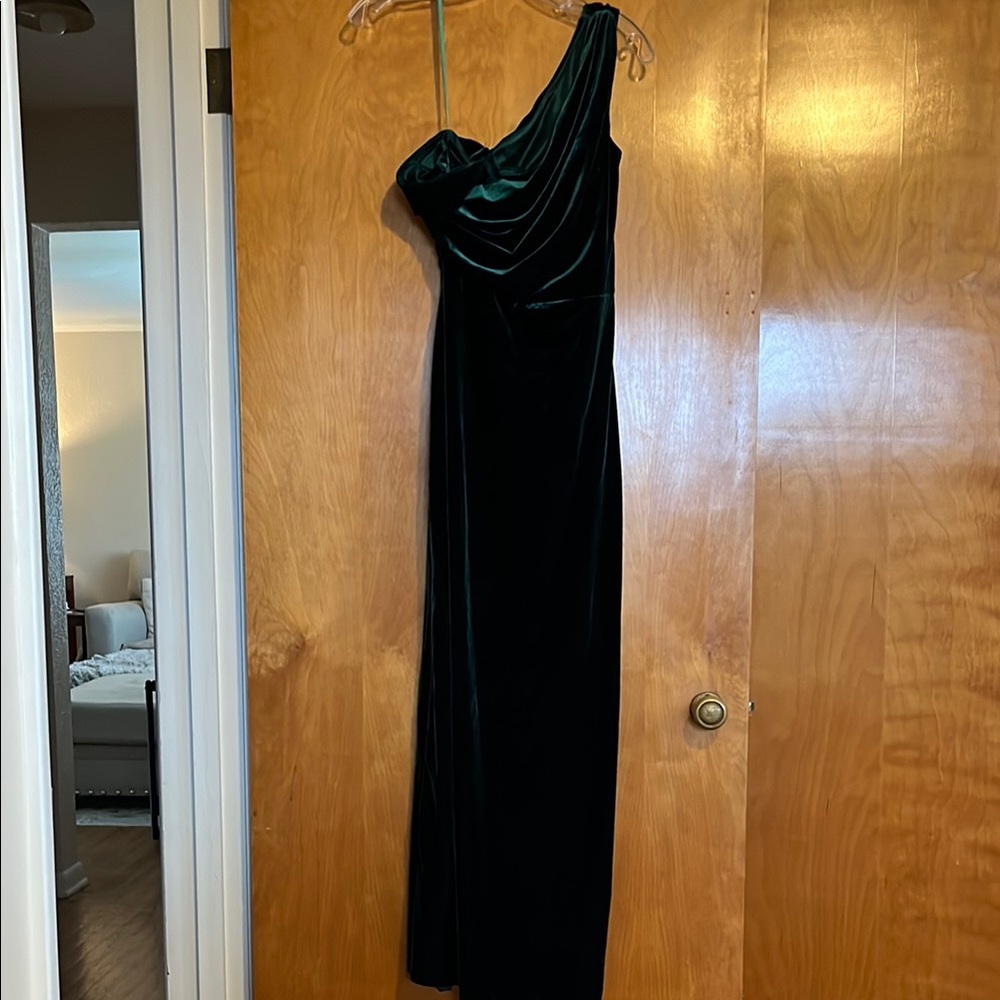 Elegant Green Velvet One-Shoulder Dress